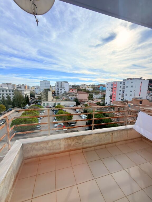 JEPET ME QERA APARTAMENT 2+1 PRANE SPITALIT RAJONAL, DURRES