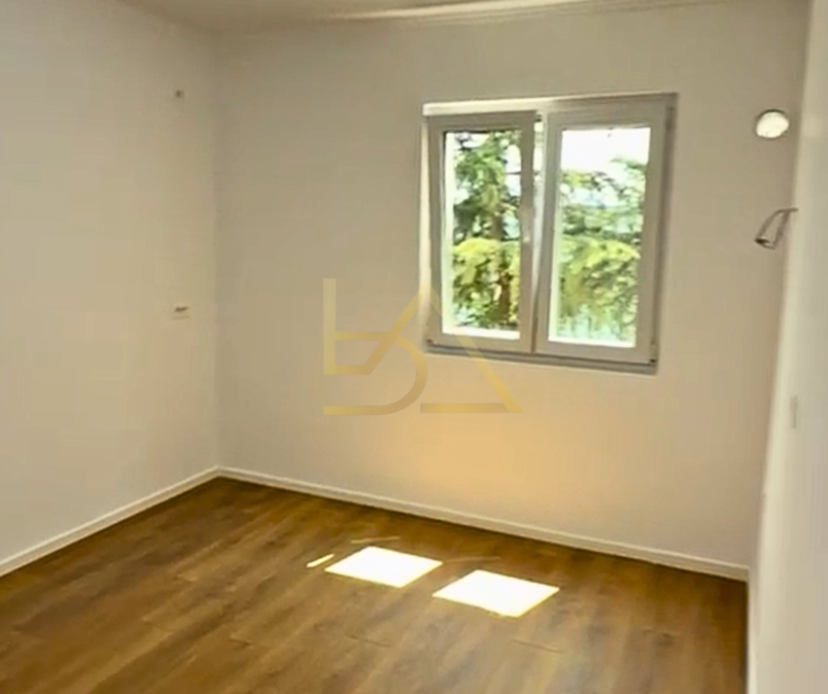 VENDESI APPARTAMENTO 1+1 – PORCELAN, VICINO ALLA SCUOLA “HASAN PRISHTINA”, TIRANA