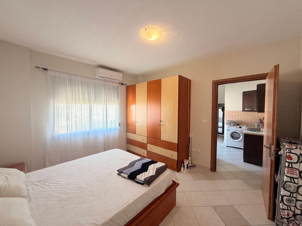 OKAZION. Shitet apartament 1+1 ne zonen e Golemit, tek Miami becah