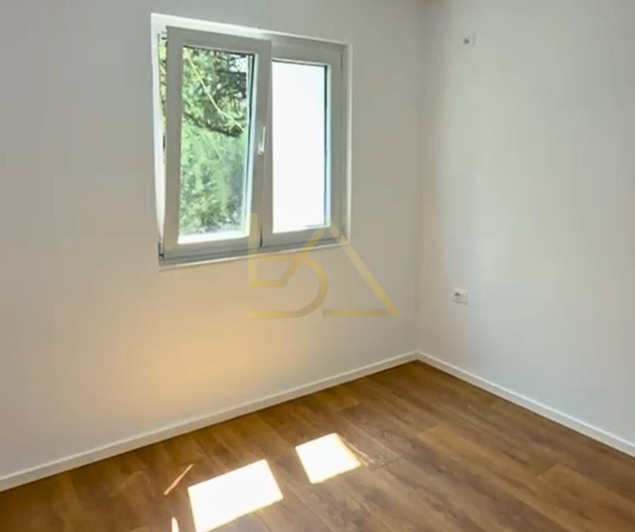VENDESI APPARTAMENTO 1+1 – PORCELAN, VICINO ALLA SCUOLA “HASAN PRISHTINA”, TIRANA