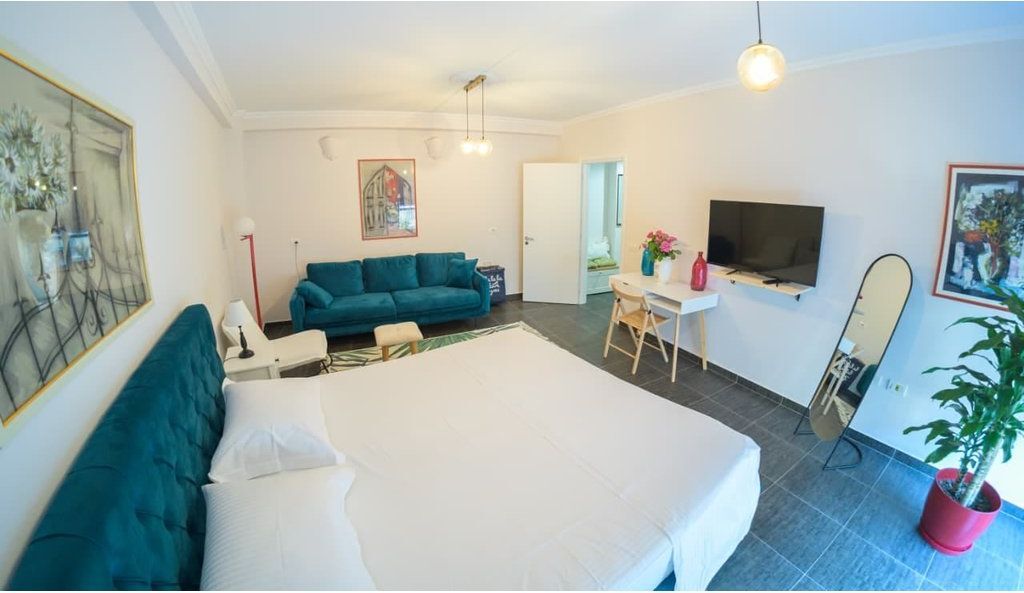 SHITET APARTAMENT 3+1 NË RRUGËN E BARRIKADAVE – INVESTIM ME POTENCIAL TË LARTË!