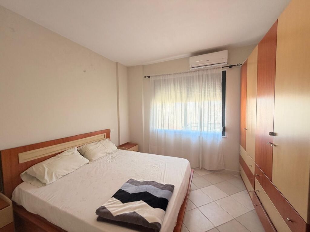 OKAZION. Shitet apartament 1+1 ne zonen e Golemit, tek Miami becah