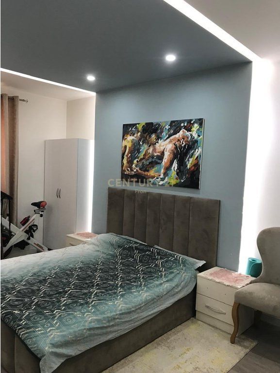APARTAMENT 2+1 PER SHITJE NE QENDER KAMEZ