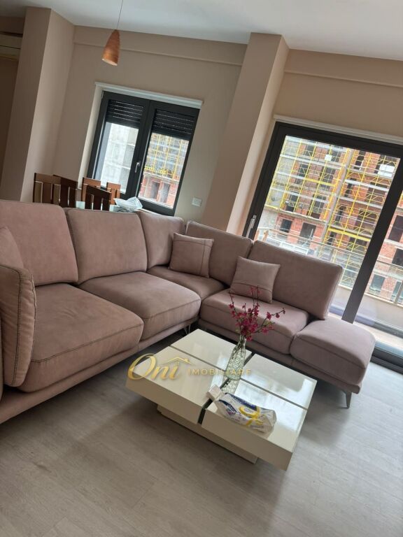 ZOGU I ZI APARTAMENT PER QERA 1+1