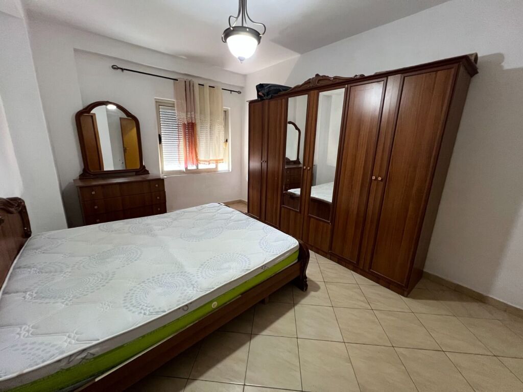 Appartamento 2+1 arredato in affitto a Komuna e Parisit (Pasticceria Nefeli)
