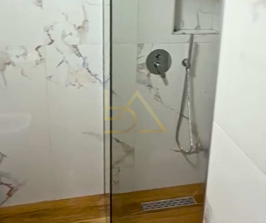 VENDESI APPARTAMENTO 1+1 – PORCELAN, VICINO ALLA SCUOLA “HASAN PRISHTINA”, TIRANA