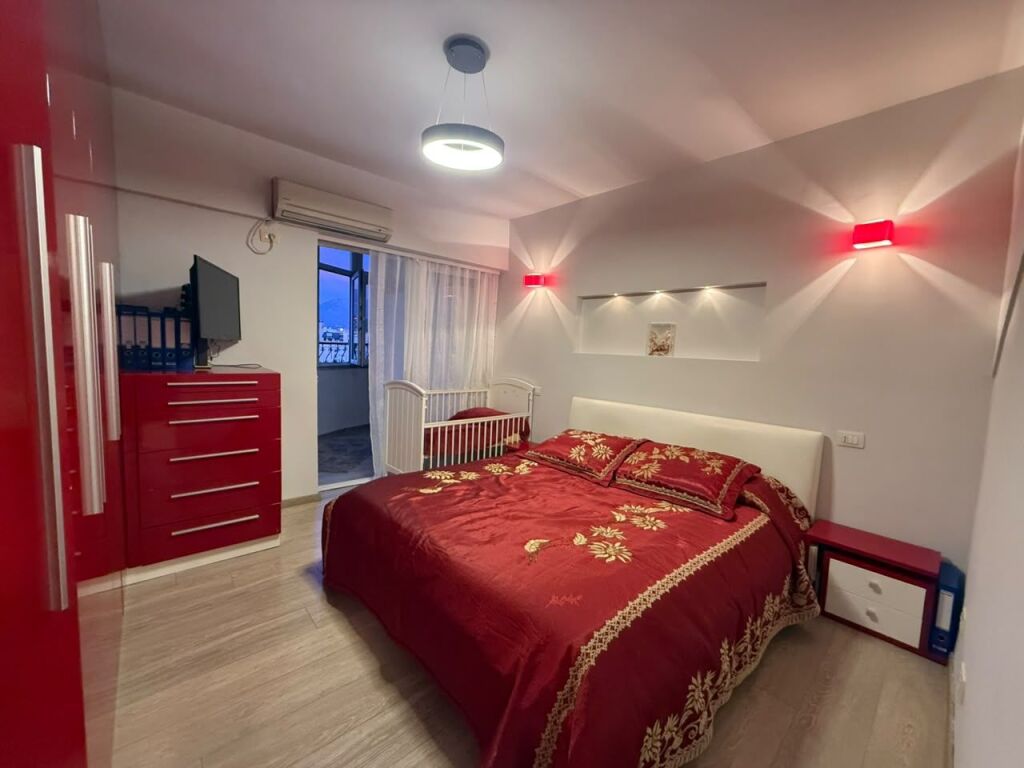 Shitet Apartament 2+1 — Komuna e Parisit, Tiranë
