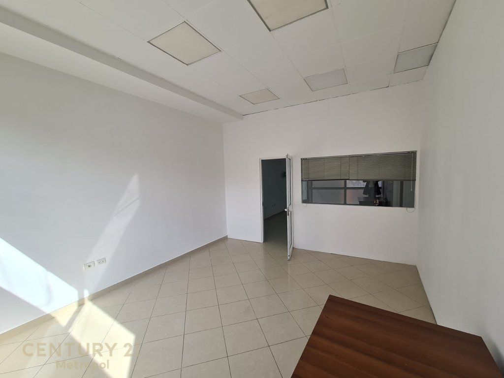 ZYRE 140M2 TEK RRUGA E KAVAJES!
