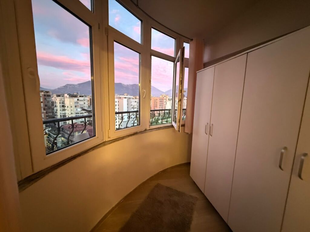 Shitet Apartament 2+1 — Komuna e Parisit, Tiranë