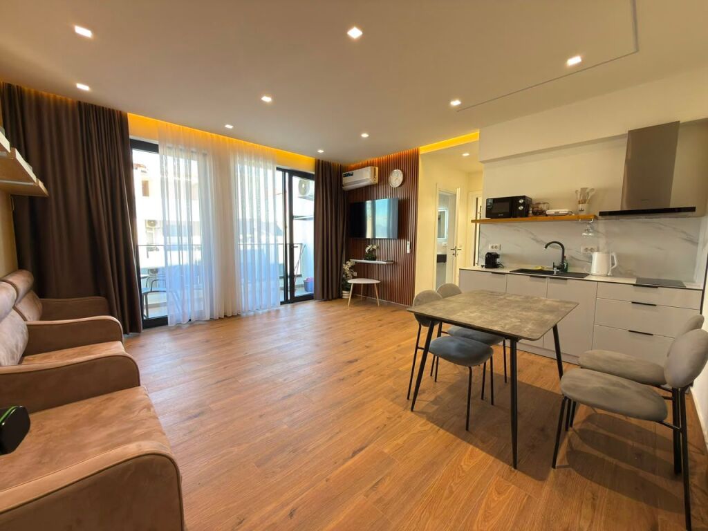 APARTAMENT 1+1 ME QERA – LUNGOMARE, VLORË