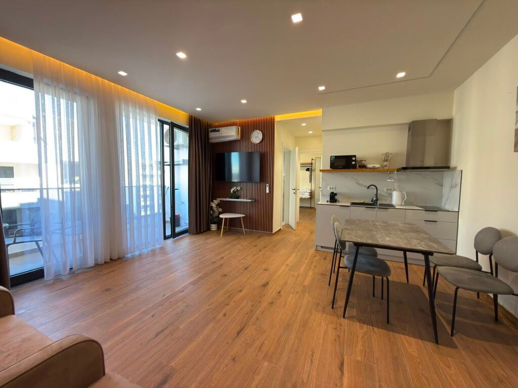 APARTAMENT 1+1 ME QERA – LUNGOMARE, VLORË