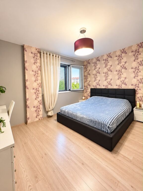 Shitet apartament 2+1+2 +post parkimi tek Liqeni i Thate