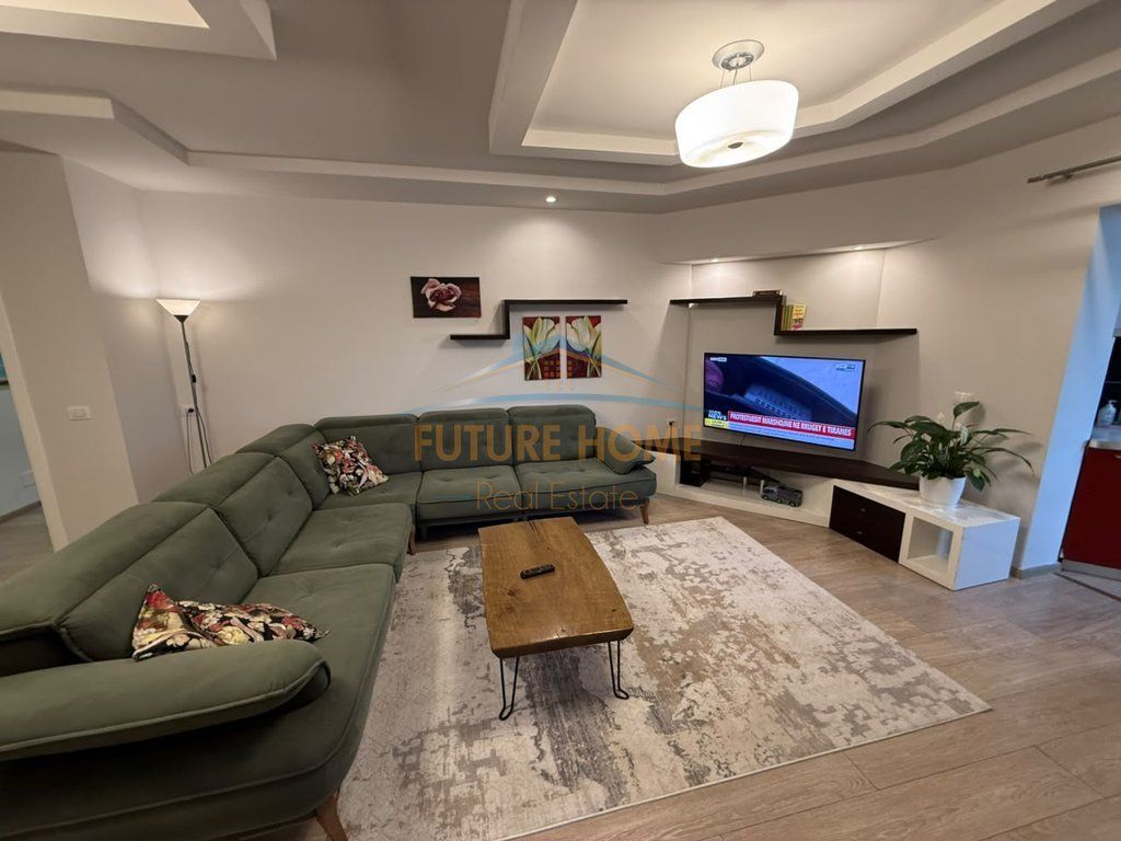 Shitet Apartamet 2+1, Komuna e Parisit , Tiranë