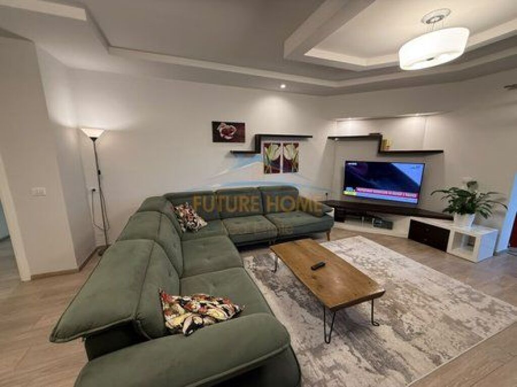 Shitet Apartamet 2+1, Komuna e Parisit , Tiranë