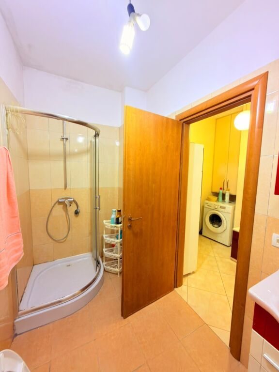 JEPET ME QERA APARTAMENT 2+1 PRANE SPITALIT RAJONAL, DURRES