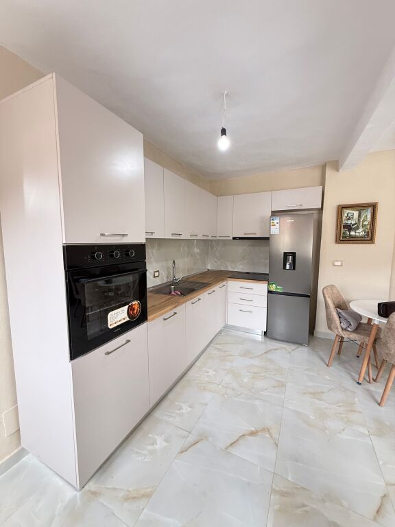 Jepet me qira – Apartament 1+1 pranë Muzeumit
