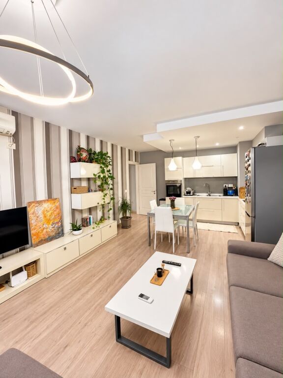 Shitet apartament 2+1+2 +post parkimi tek Liqeni i Thate