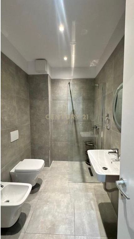 Jepet me qira apartament 1+1 në rrugën Karl Gega, pranë ish Stacionit të Trenit!