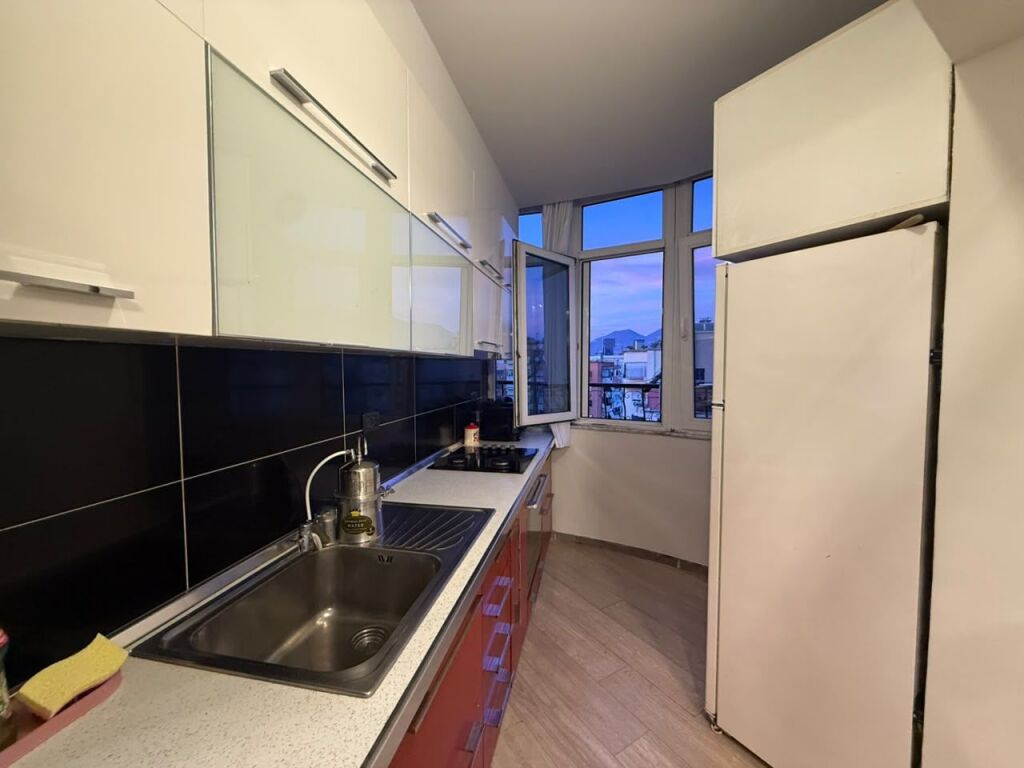 Shitet Apartament 2+1 — Komuna e Parisit, Tiranë