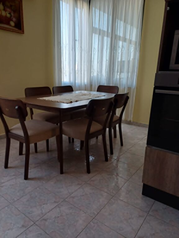 🏡 Jepet me qira apartament 2+1+2  📍 Përballë Delijorgjit, te Pallati me Shigjeta 💰 Çmimi: 70,000 lekë/muaj, i padiskutueshëm