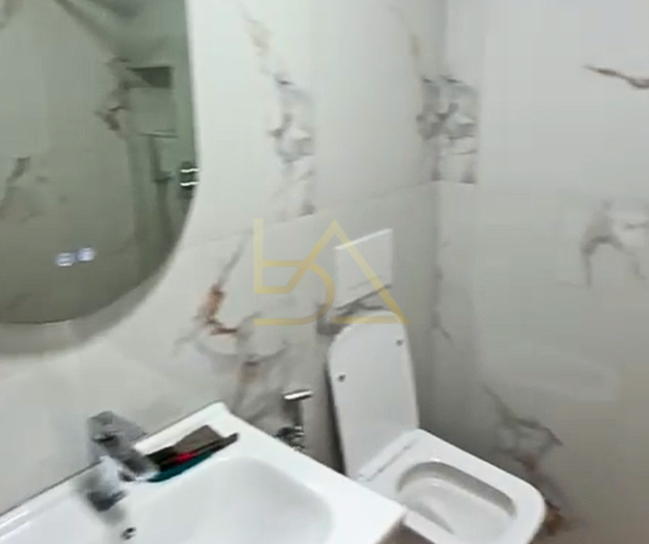 VENDESI APPARTAMENTO 1+1 – PORCELAN, VICINO ALLA SCUOLA “HASAN PRISHTINA”, TIRANA