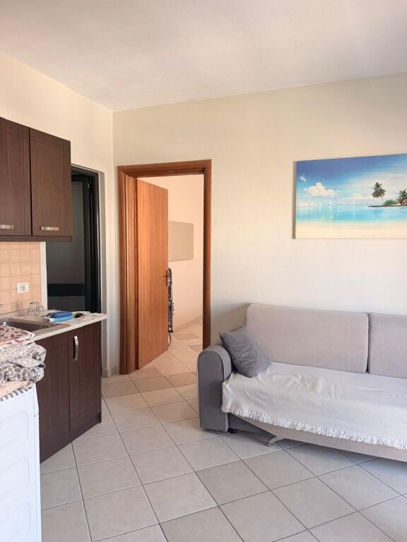 OKAZION. Shitet apartament 1+1 ne zonen e Golemit, tek Miami becah