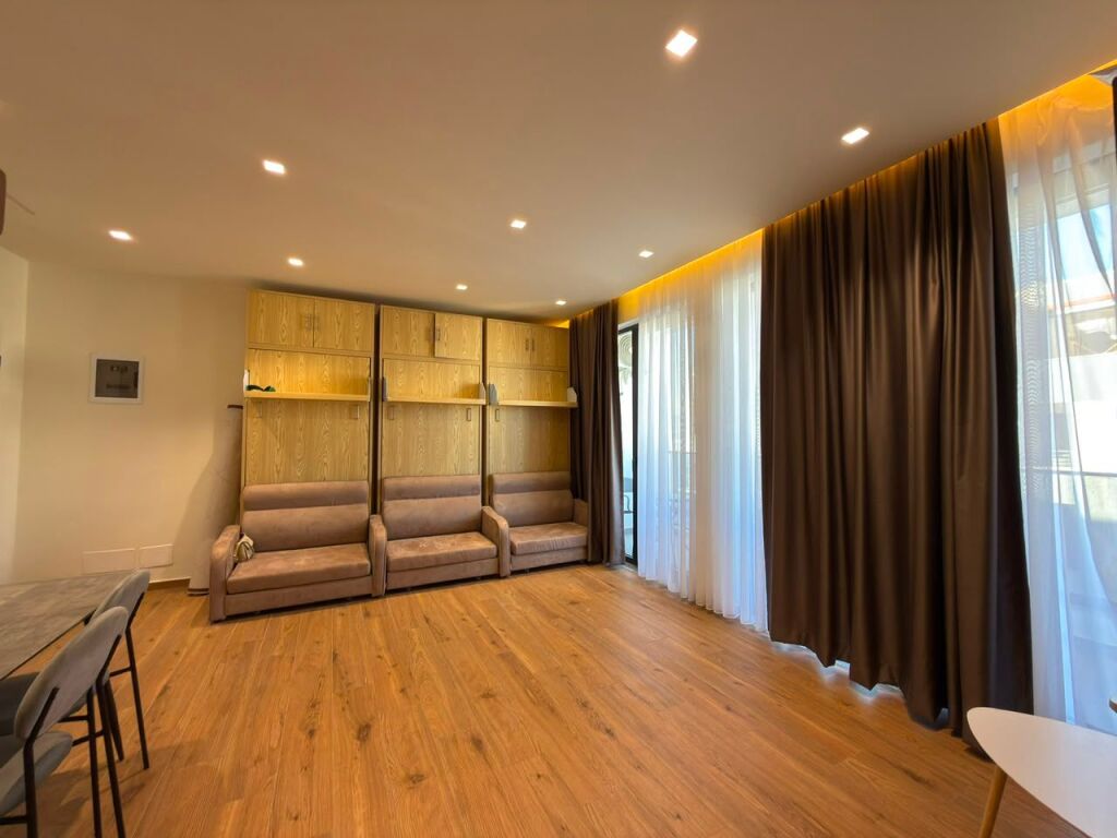 APARTAMENT 1+1 ME QERA – LUNGOMARE, VLORË