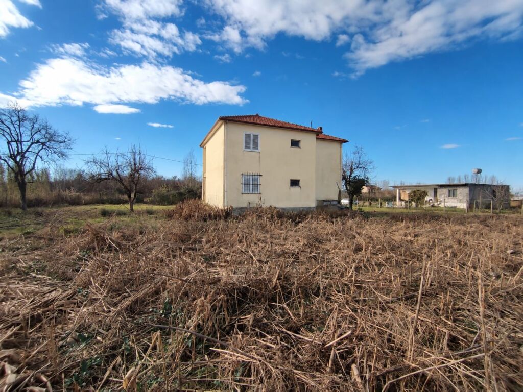 SHTËPI NË SHITJE ME TRUALL 2.700 m² – PRONË PLOTËSISHT E LEGALIZUAR