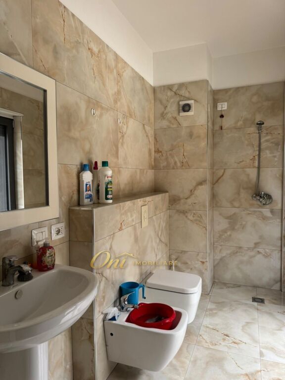 ZOGU I ZI APARTAMENT PER QERA 1+1