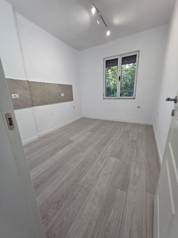 Appartamento vuoto 3 + 1 + blk in affitto All'incrocio di 21