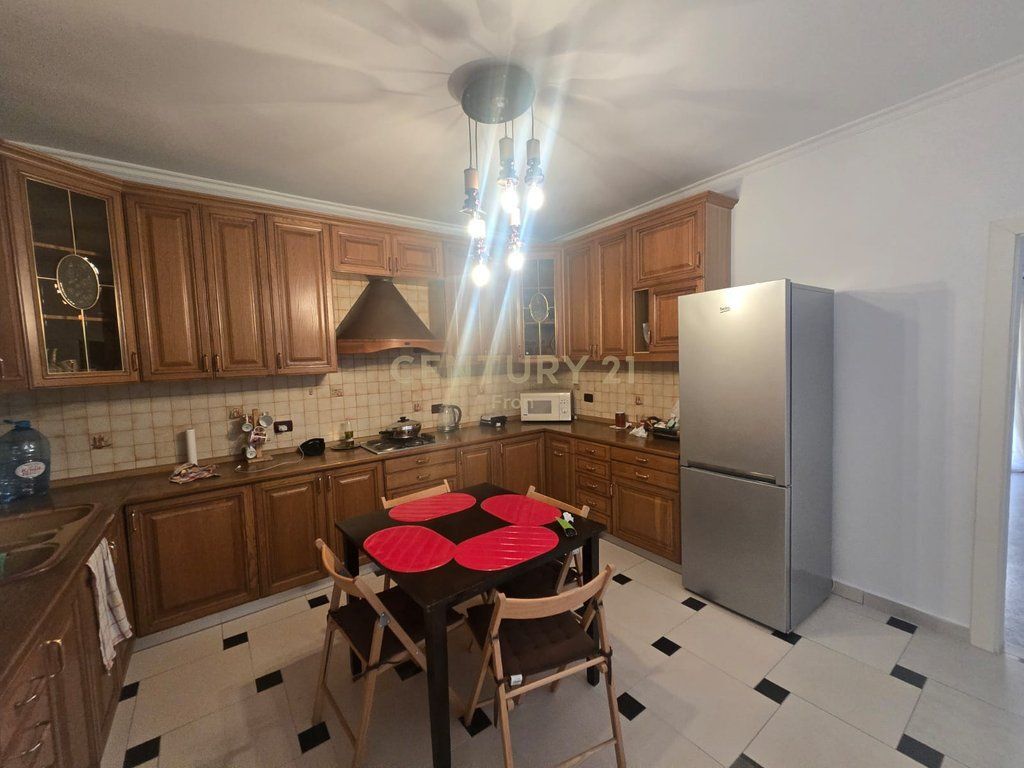 APARTAMENT NË SHITJE – MUNDËSI IDEALE PËR BANIM DHE BIZNES