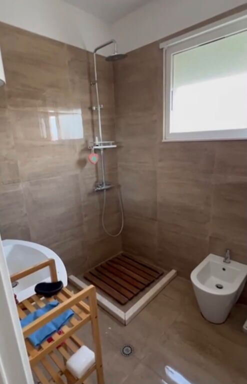 Kopshti Zologjik, jepet apartament 2+1+2 me qera.
