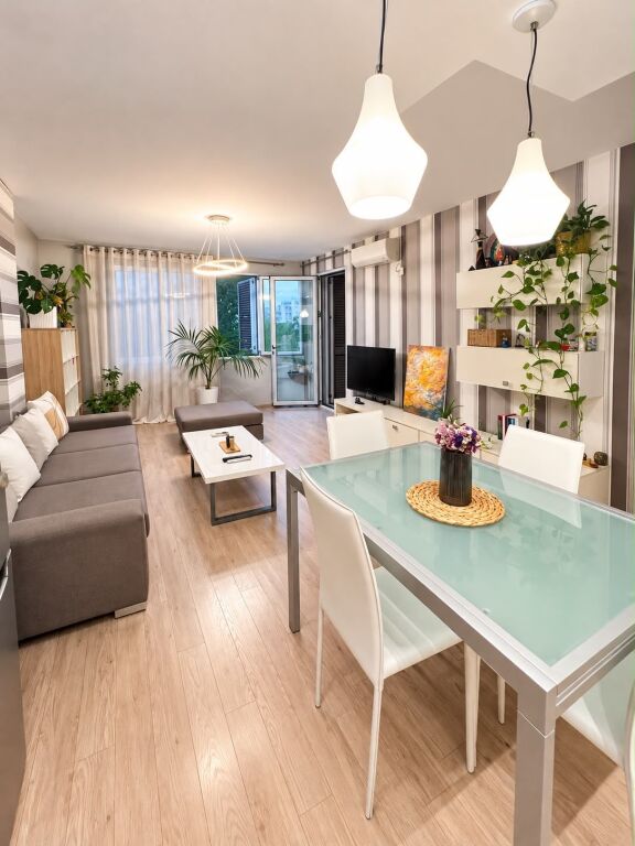 Shitet apartament 2+1+2 +post parkimi tek Liqeni i Thate