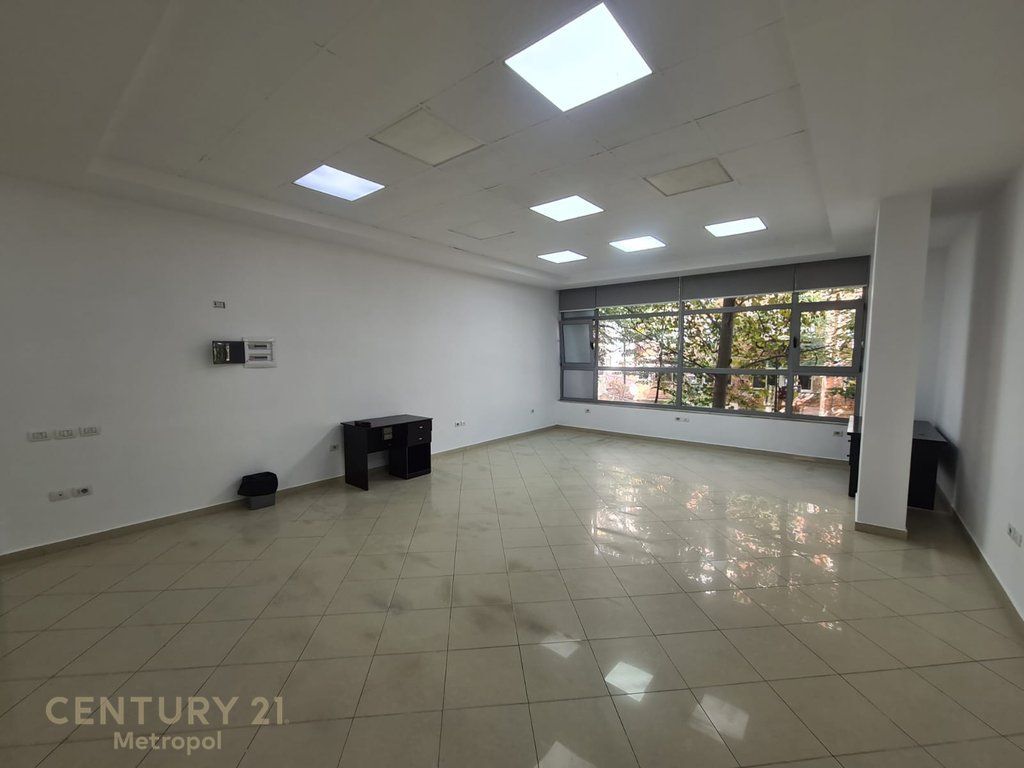 ZYRE 140M2 TEK RRUGA E KAVAJES!