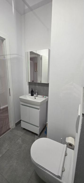 Appartamento 2+1 ristrutturato con balcone in affitto nell'ex Bllok, di fronte a Sky Tower 1.000 € /Mese 100.000 Lek /Mese