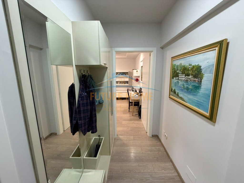 Shitet Apartamet 2+1, Komuna e Parisit , Tiranë