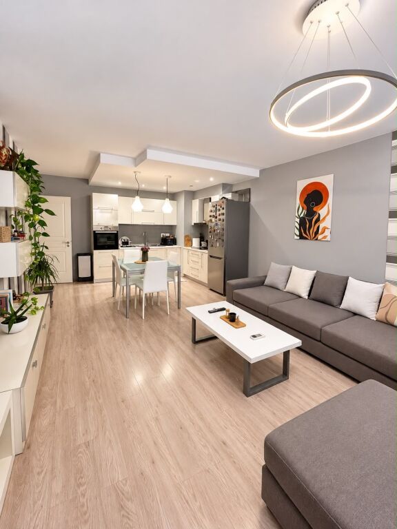 Shitet apartament 2+1+2 +post parkimi tek Liqeni i Thate