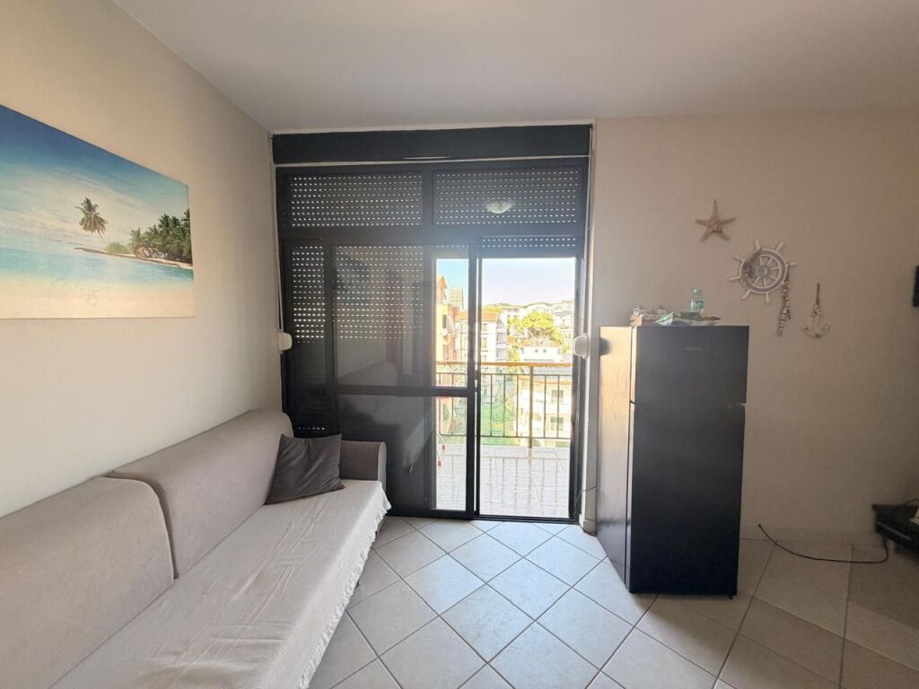 OKAZION. Shitet apartament 1+1 ne zonen e Golemit, tek Miami becah