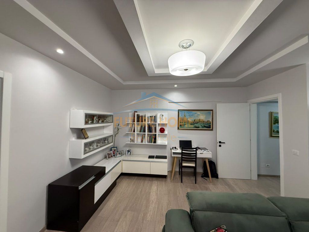 Shitet Apartamet 2+1, Komuna e Parisit , Tiranë
