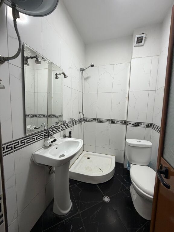 Shitet apartament 2+1+2tualete