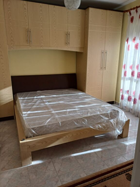 🏡 Jepet me qira apartament 2+1+2  📍 Përballë Delijorgjit, te Pallati me Shigjeta 💰 Çmimi: 70,000 lekë/muaj, i padiskutueshëm