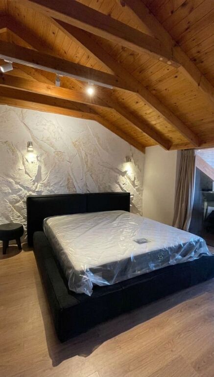 Super Vilë me Qira te Kolombo, TEG – 3 Kate, Xhakuzi, Oborr dhe Parkim Privat
