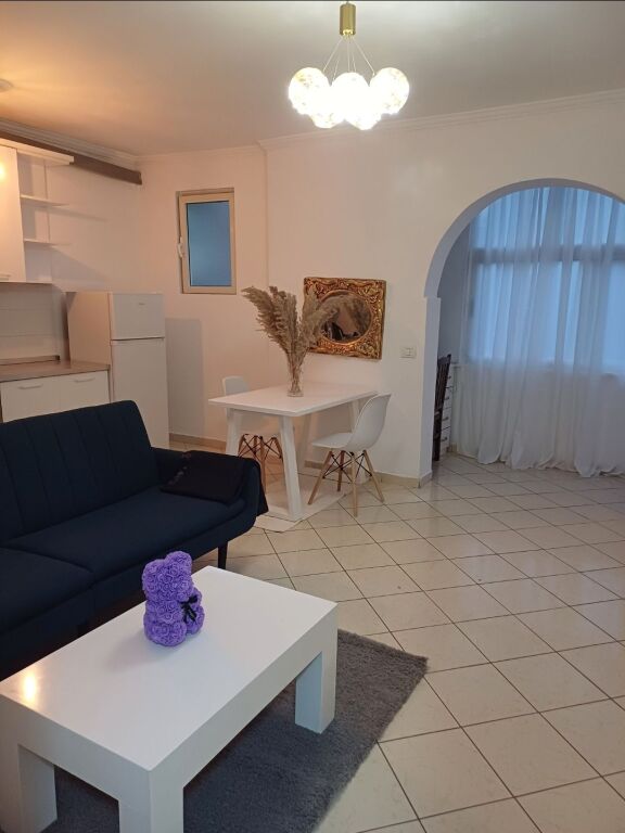 Shkolla e Baletit, jepet me qera apartament 1+1  i arreduar.(banim ose bnb)
