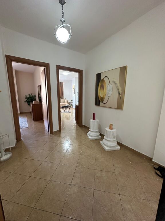AFFITTASI APPARTAMENTO 1+1 – VICINO HOTEL DYRRAH, SPIAGGIA, DURRËS!