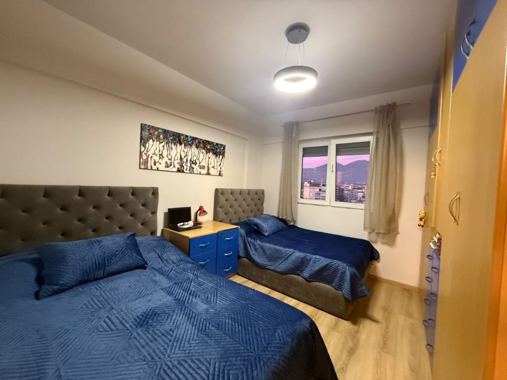 Shitet Apartament 2+1 — Komuna e Parisit, Tiranë