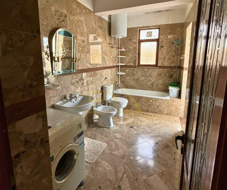 VILLA SU DUE PIANI IN VENDITA – BERAT