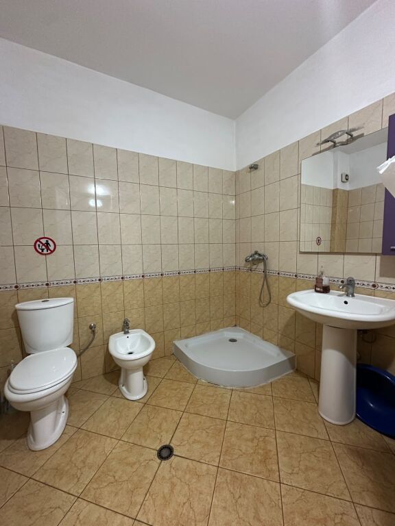 AFFITTASI APPARTAMENTO 1+1 – VICINO HOTEL DYRRAH, SPIAGGIA, DURRËS!