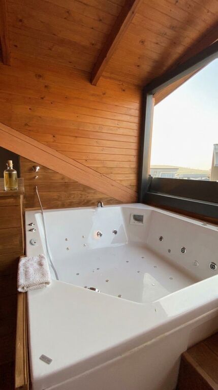 Super Vilë me Qira te Kolombo, TEG – 3 Kate, Xhakuzi, Oborr dhe Parkim Privat