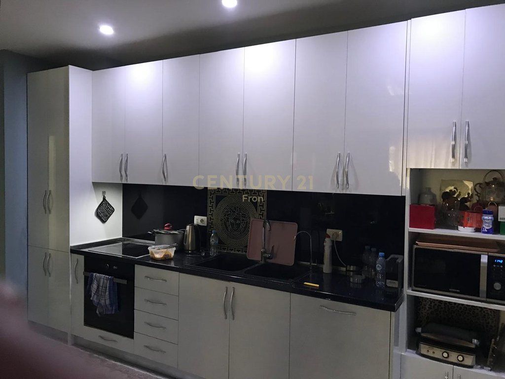 APARTAMENT 2+1 PER SHITJE NE QENDER KAMEZ