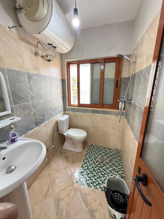 Jepet me qira – Apartament 1+1 pranë Muzeumit